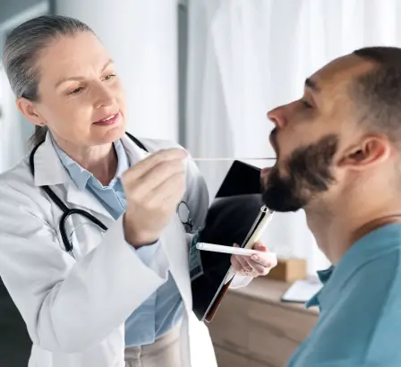 HNO Arztpraxis - Eine Ärztin untersucht Sein Mund